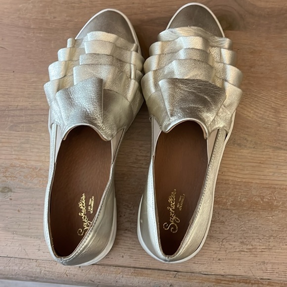 Seychelles Quake Gold Ruffle Platform Sneakers Slip-On Size 7.5 Metallic - Picture 5 of 10